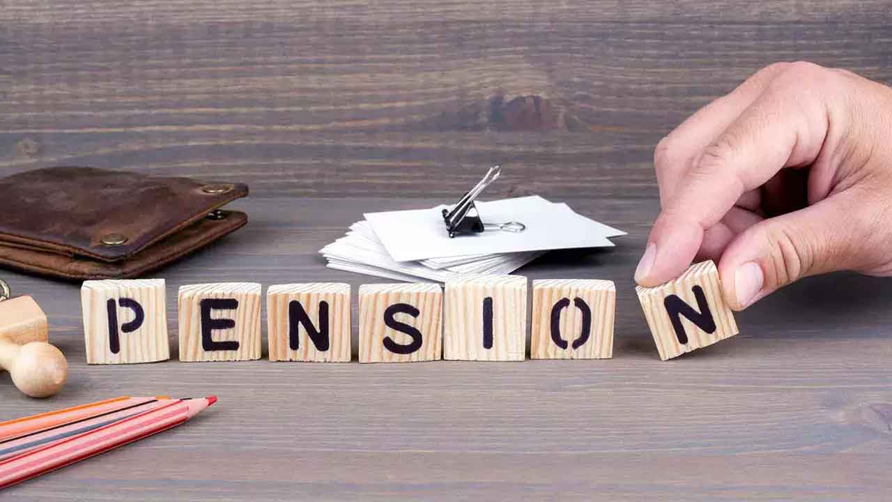 గురుకుల టీచర్లకు ఫ్యామిలీ పెన్షన్ ఇవ్వాలి
