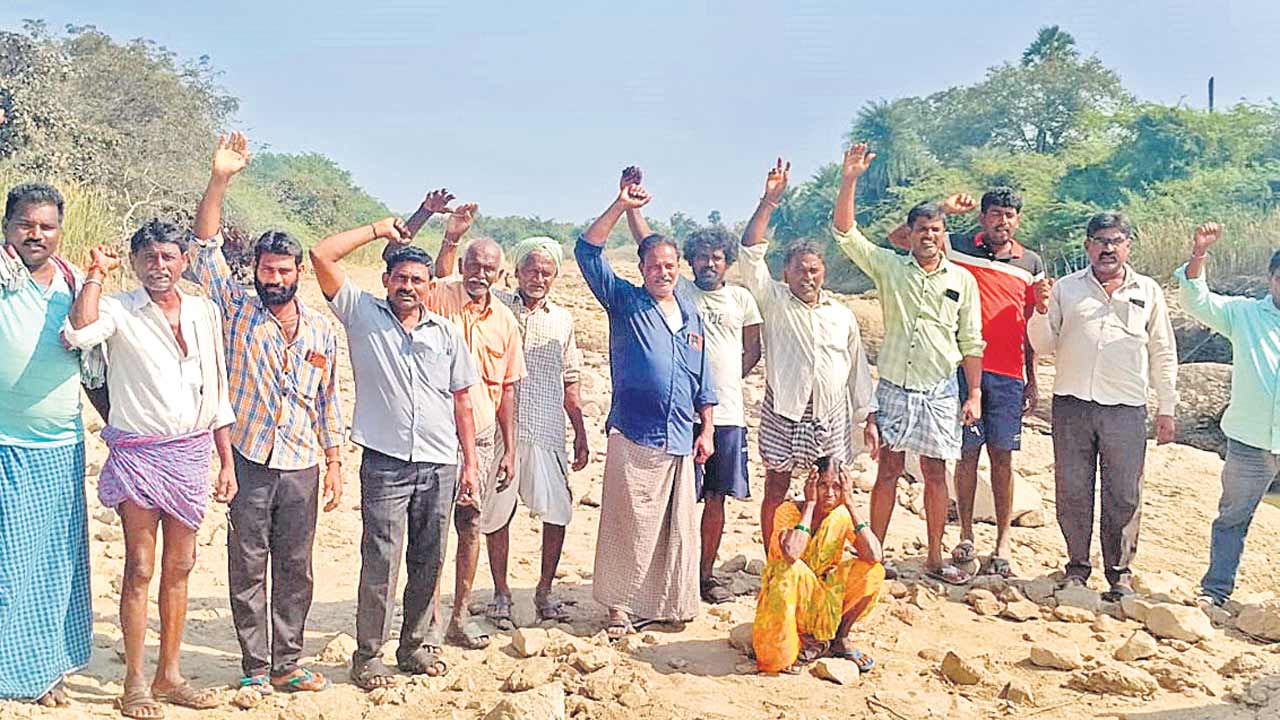 ఆయకట్టుకు నీళ్లివ్వాలని అన్నదాతల ఆందోళన