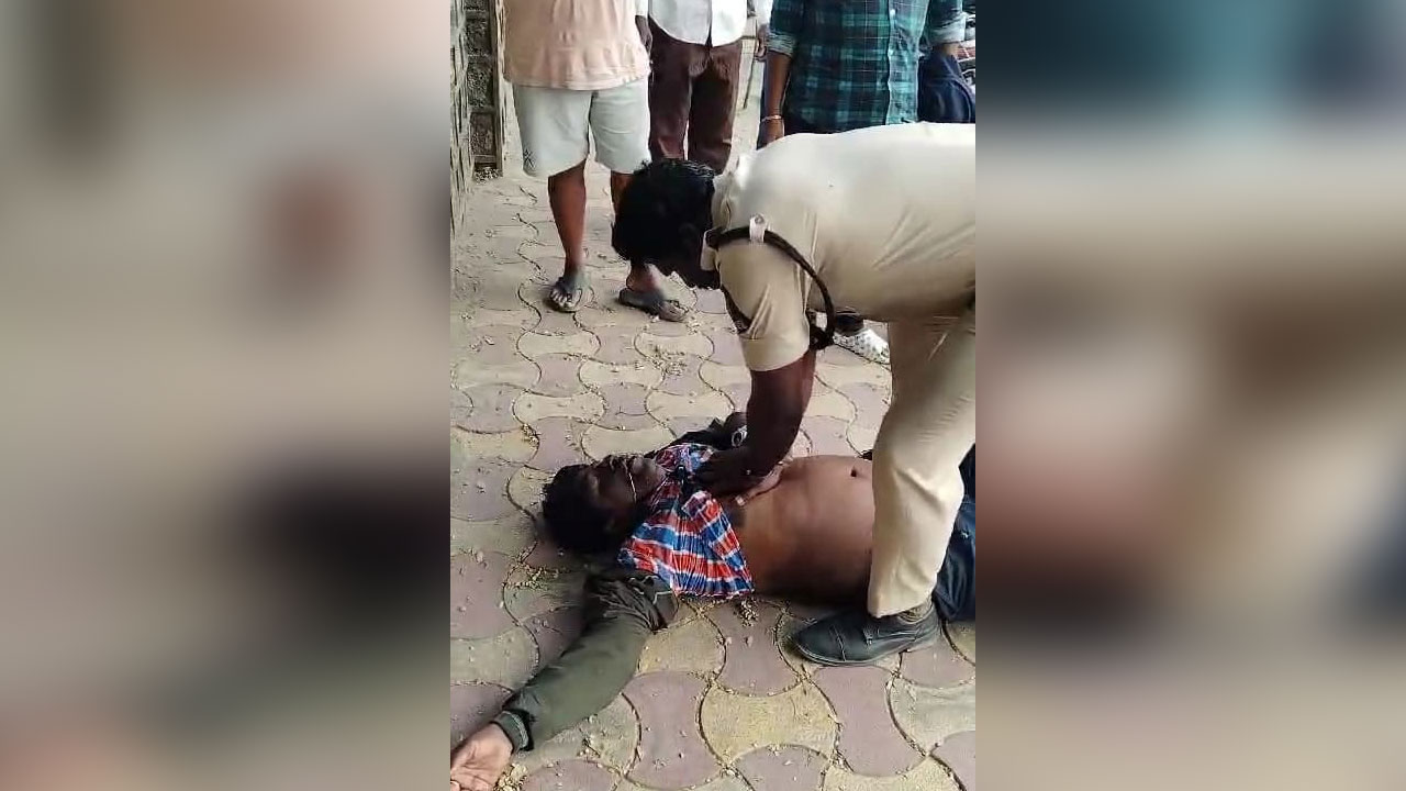 Heart Stroke | గుండెపోటుతో కుప్ప‌కూలిన కానిస్టేబుల్.. ప్రాణాలు కాపాడిన మ‌రో పోలీస్