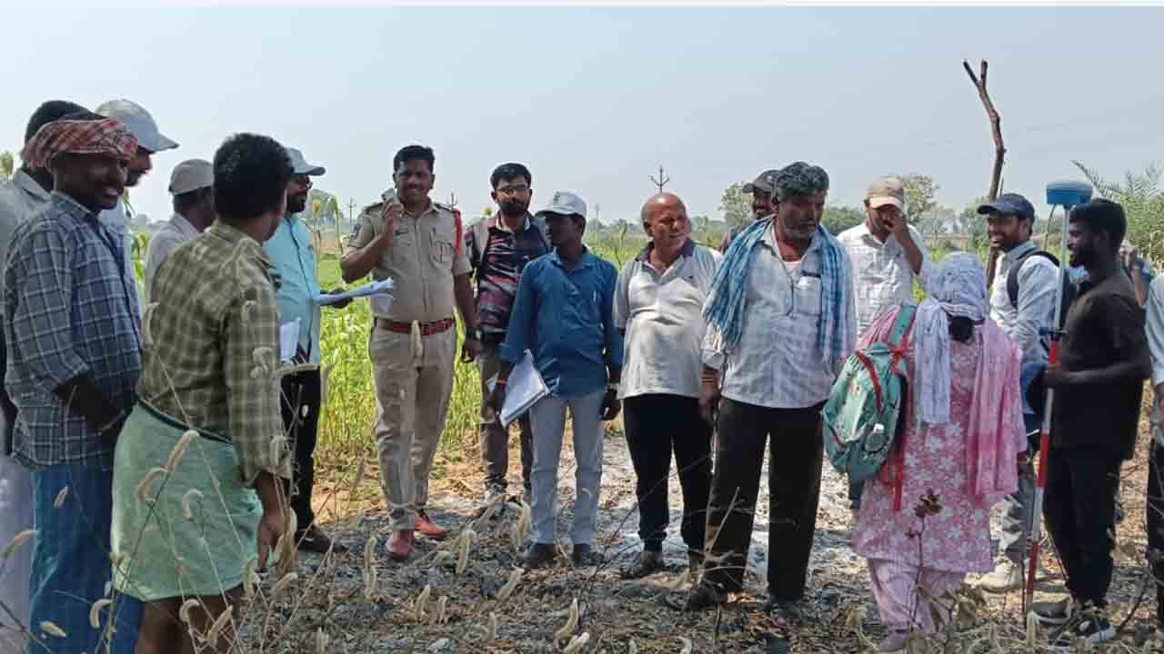 పోలీస్‌ పహారా మధ్య భూసేకరణ సర్వే