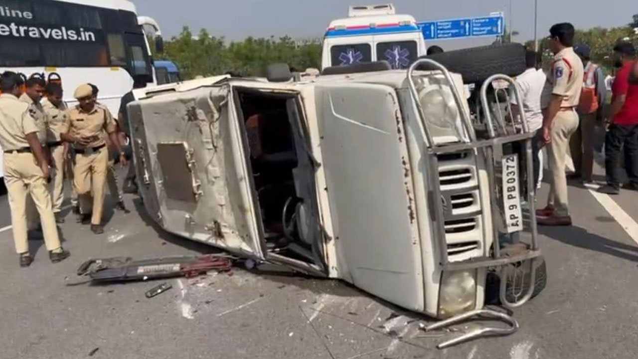 Sangareddy | పోలీసుల వాహ‌నం బోల్తా.. న‌లుగురికి తీవ్ర గాయాలు