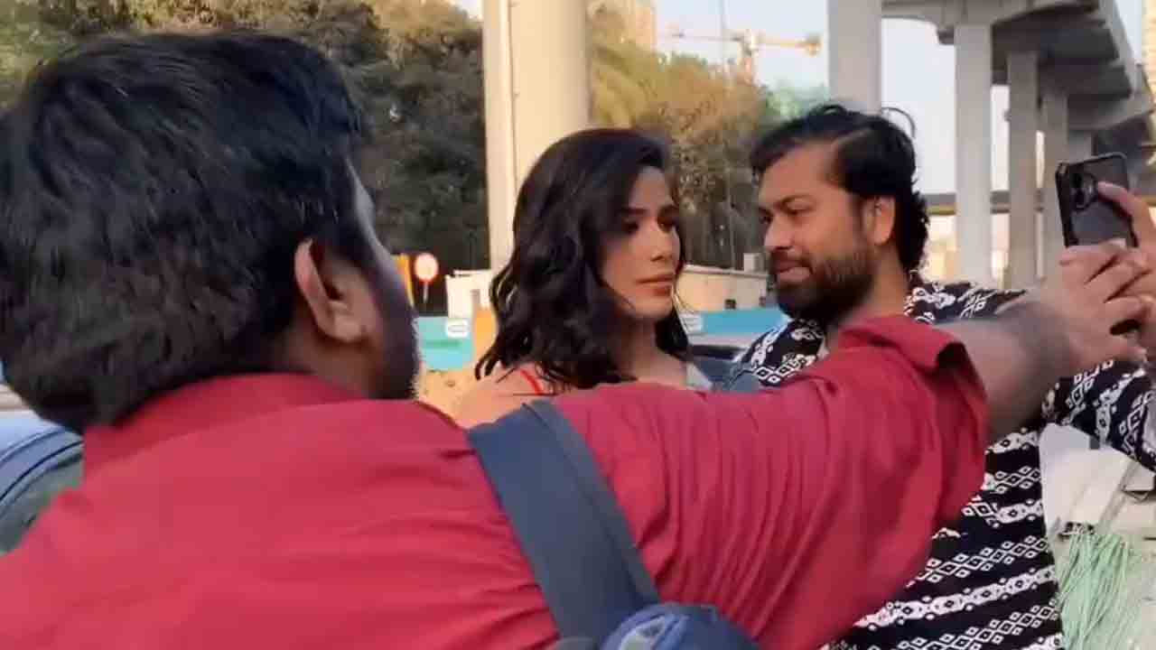 Poonam Pandey | పూనమ్ పాండేకి బల‌వంతంగా ముద్దు ఇవ్వ‌బోయిన ఫ్యాన్.. వీడియో వైర‌ల్