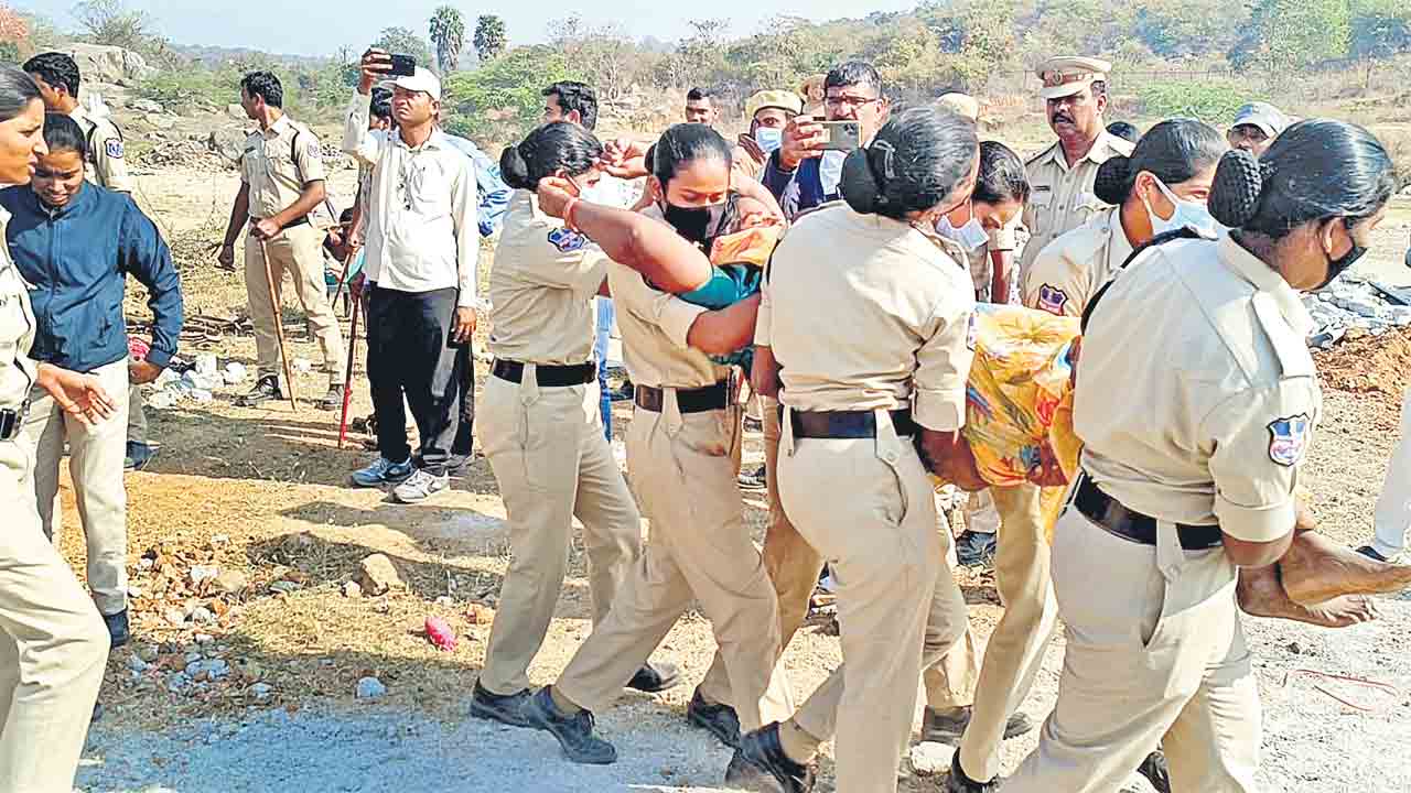 బడుగు జీవులపైకి బుల్‌డోజర్‌