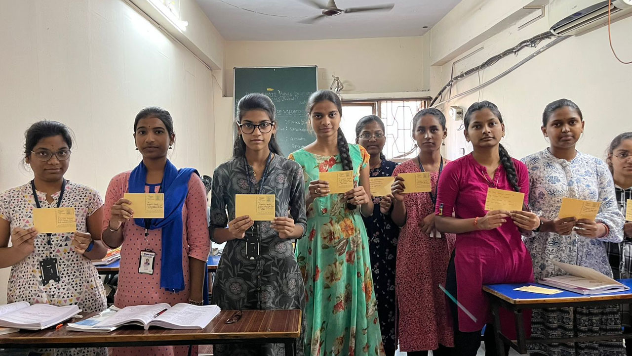 Telangana | విద్యార్థినుల నిర‌స‌న‌.. కాంగ్రెస్ 420 హామీల‌పై ప్రియాంక గాంధీకి పోస్టుకార్డులు..