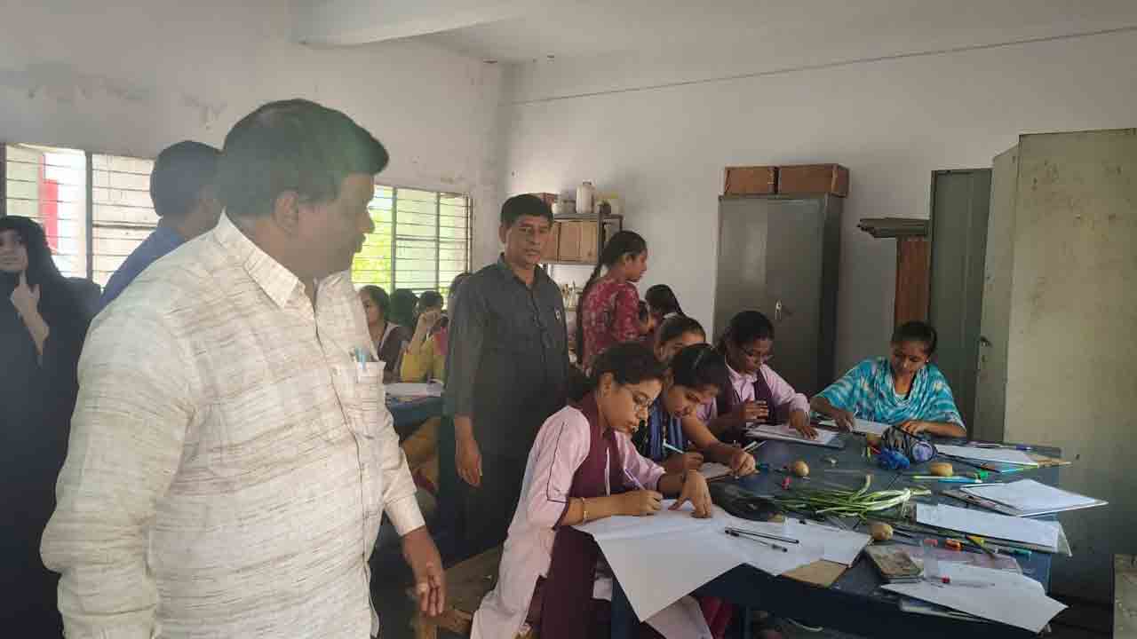 కారిడార్‌లో కెమెరాలు.. ల్యాబ్‌లో ప్రాక్టికల్స్‌..