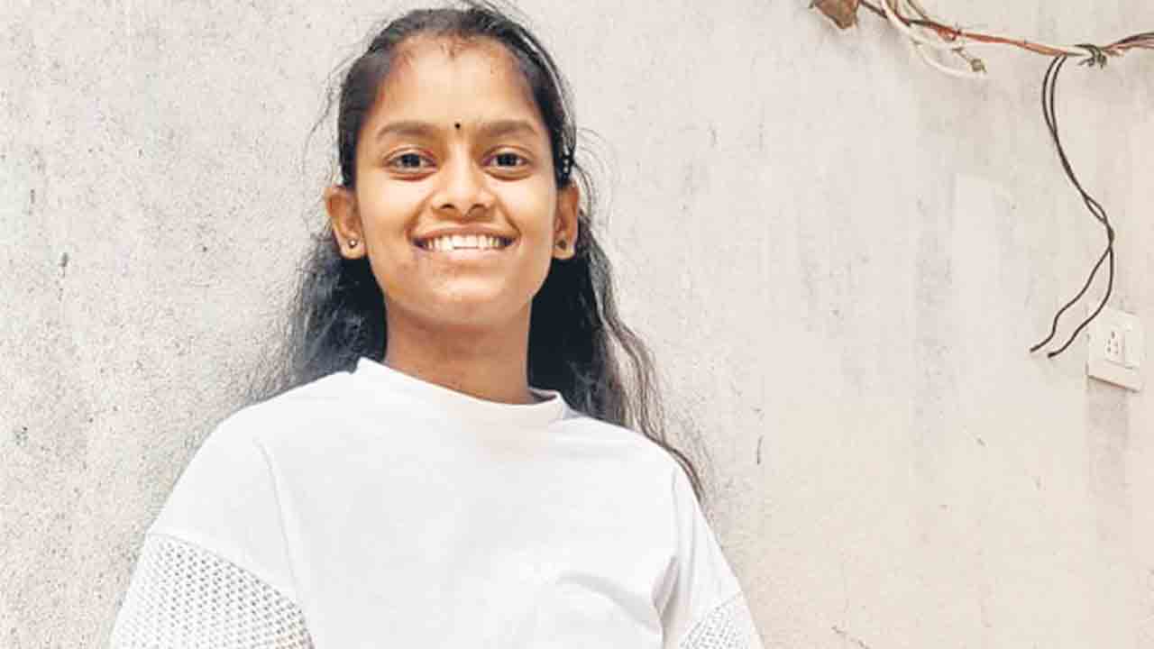 ఎస్‌ఆర్‌ గాయత్రిలో అనుమానాస్పదస్థితిలో విద్యార్థిని మృతి