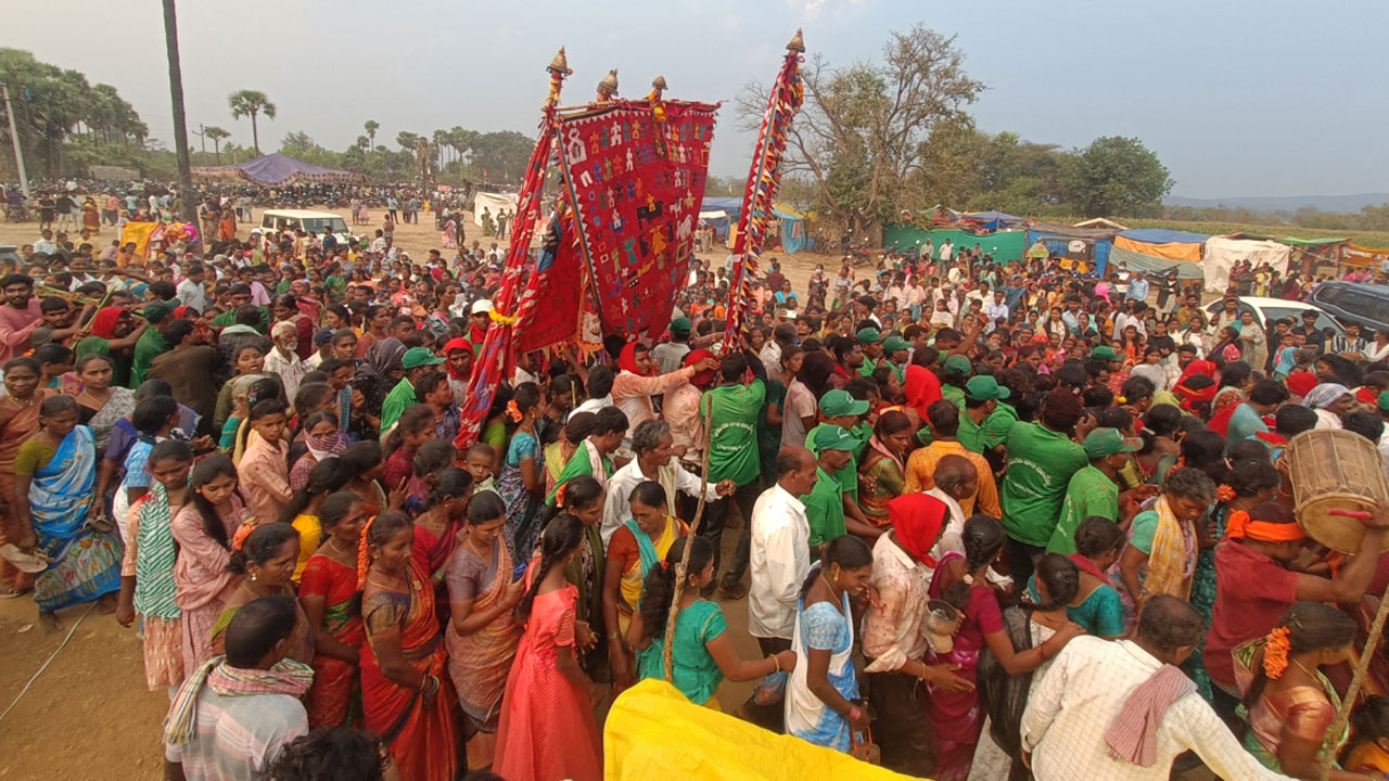 Ramakka Jathara | వనం నుంచి జనంలోకి రామక్క దేవత.. భ‌క్తుల‌తో కిట‌కిట‌లాడిన ఆల‌య ప్రాంగ‌ణం