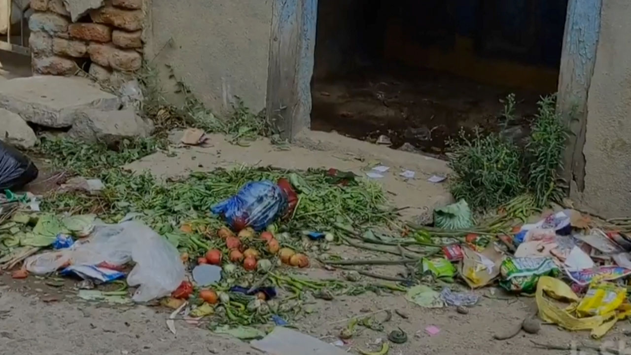 Ramayampet | రామాయంపేటలో ఎక్కడి చెత్త అక్కడే.. జీతాలిచ్చే వ‌ర‌కు చెత్త ఎత్తేది లేదంటున్న పారిశుధ్య కార్మికులు