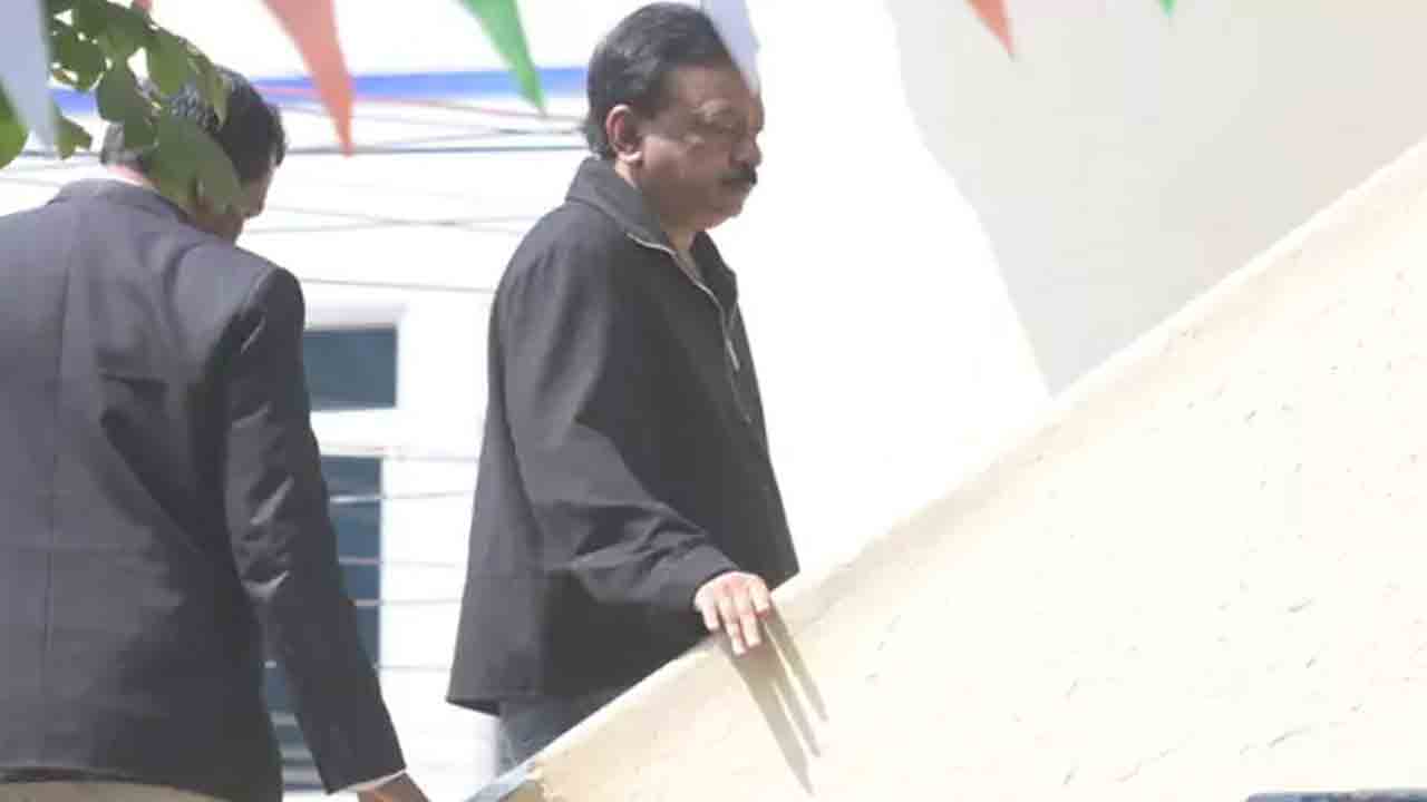 RGV | ఒంగోలు పోలీస్‌స్టేషన్‌కు రాంగోపాల్‌ వర్మ.. ఫొటోల మార్ఫింగ్‌ కేసులో విచారణ..!