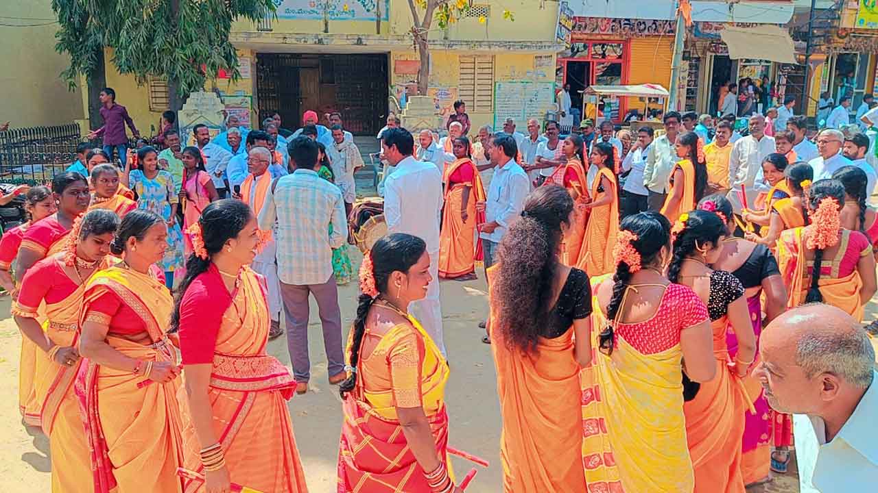 Rathotsavam | వైభవంగా వేణుగోపాల స్వామి రథోత్సవం