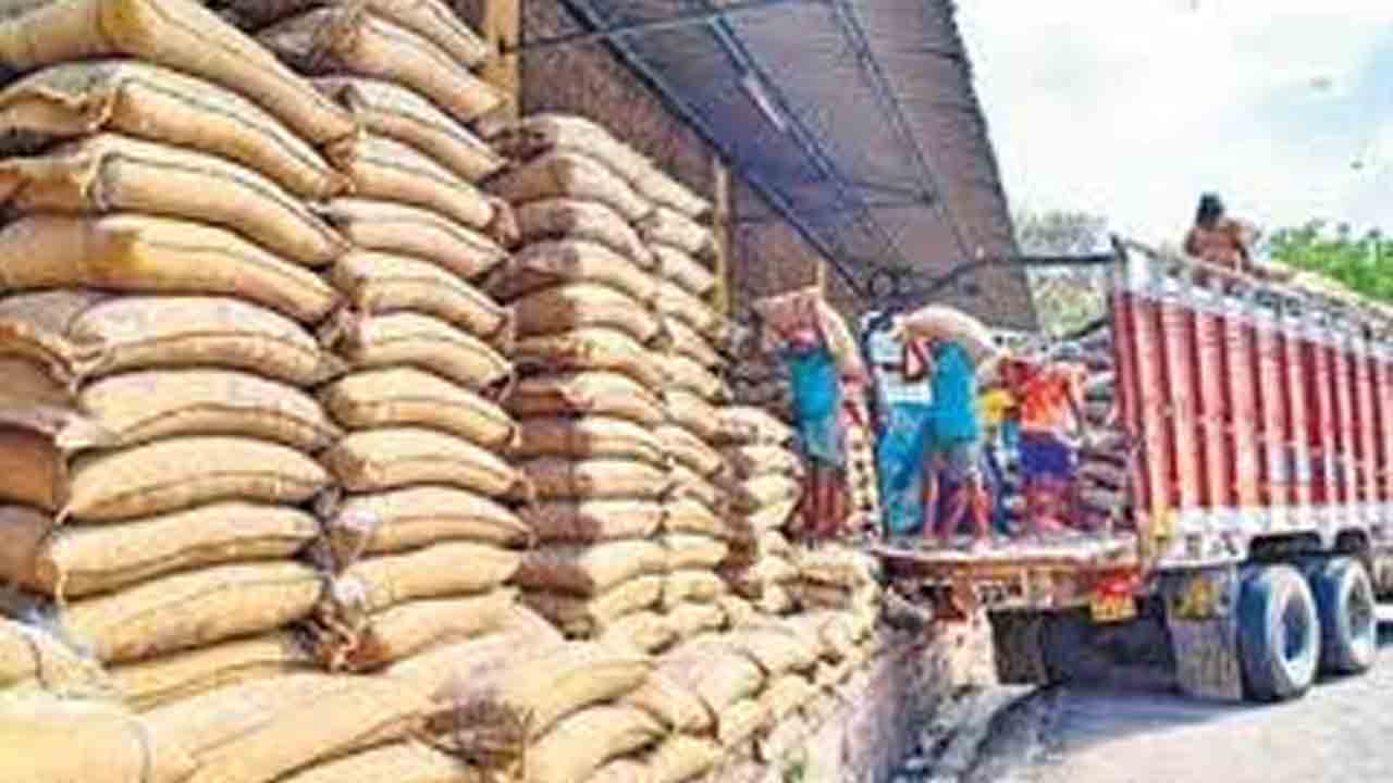 బియ్యం కోసం ‘రేషన్‌ డీలర్ల’ పాట్లు