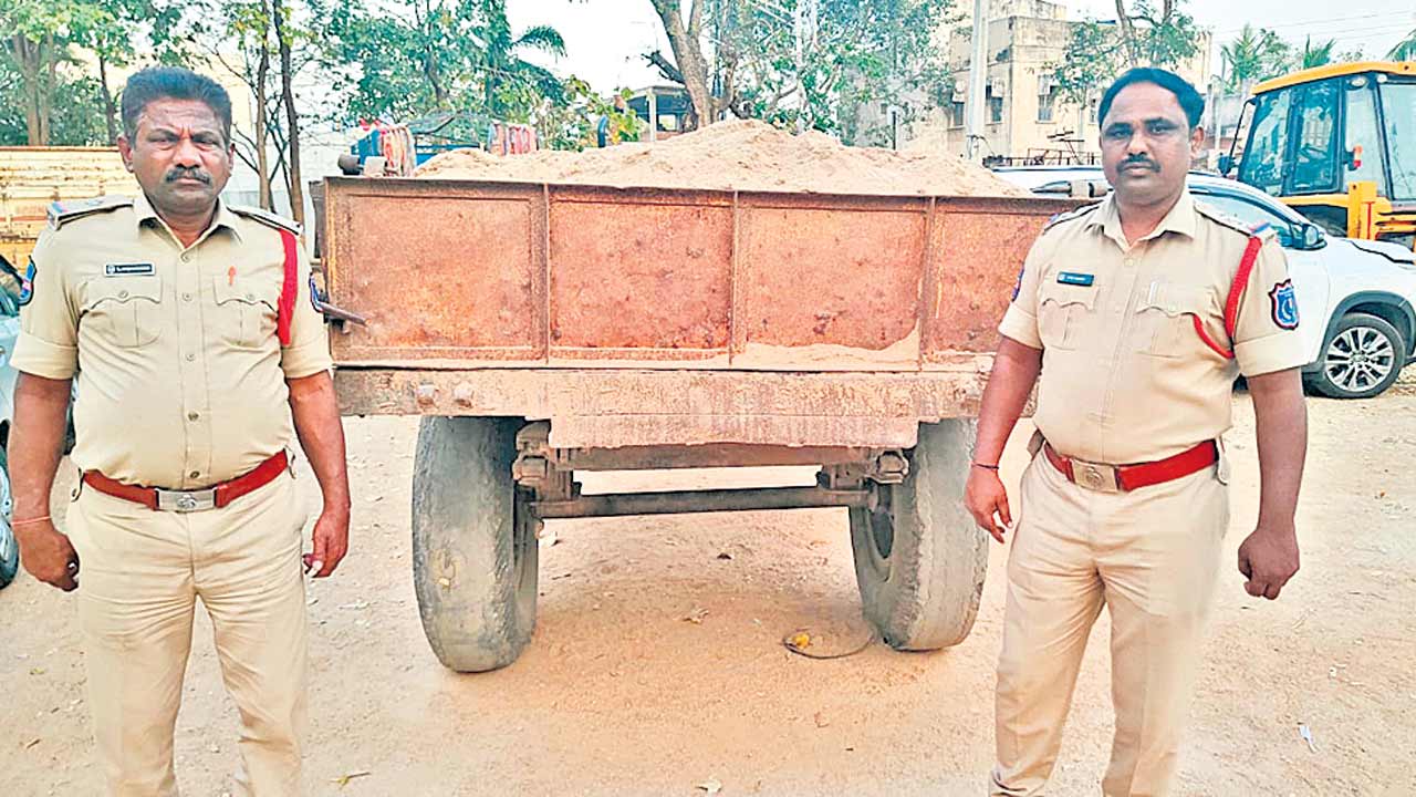 Hyderabad | గాయం ఒక చోటైతే.. మందు మరో చోట.. ఇసుక చిరు వ్యాపారులపై పోలీసుల ప్రతాపం!