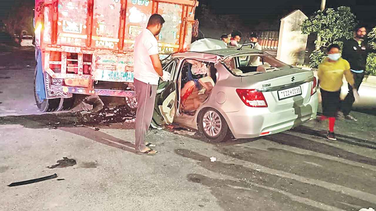 లారీ, కారు ఢీ