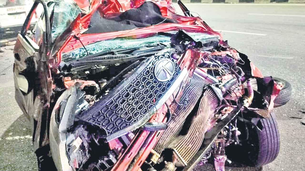 లారీని ఢీ కొట్టిన కారు