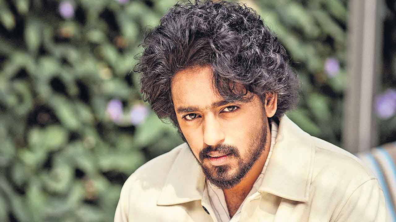 మోగ్లీ వచ్చేస్తున్నాడు