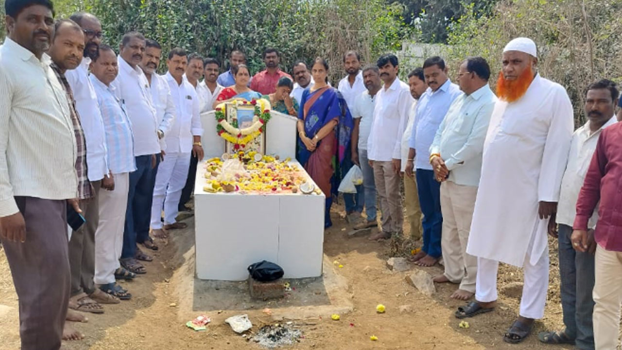MLA Sabitha | సిరిపురం యాద‌య్య స‌మాధి వ‌ద్ద ఎమ్మెల్యే స‌బిత నివాళులు