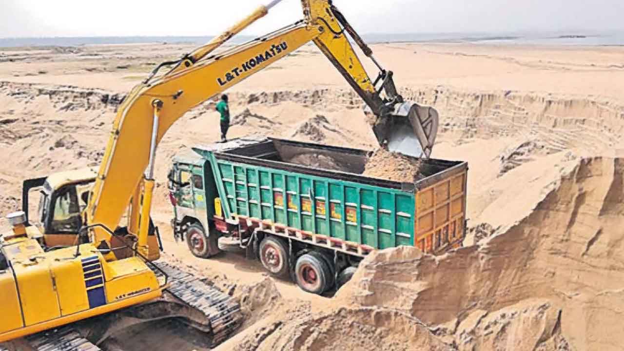 అక్రమ వసూళ్లు ఆపండి.. లేదంటే ఆత్మహత్యేశరణ్యం