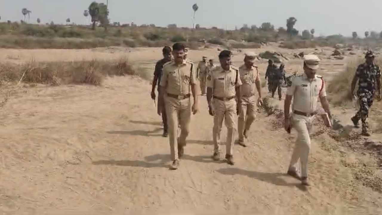 Illegal sand | అక్రమ ఇసుక రవాణాపై పోలీసుల ఉక్కుపాదం.. రంగంలోకి దిగిన జిల్లా ఎస్పీ : వీడియో