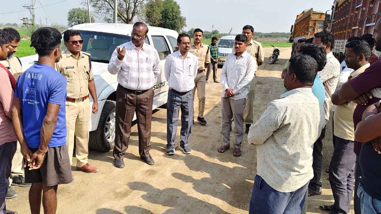 Sand reach | ఊటూరులోని ఇసుక రీచ్‌లో అధికారుల తనిఖీలు
