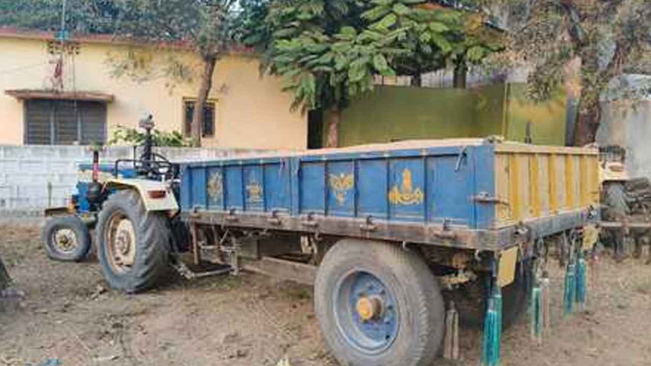 Tractor seized | చొక్కారావుపల్లిలో అక్రమంగా ఇసుకను తరలిస్తున్న ట్రాక్టర్ పట్టివేత
