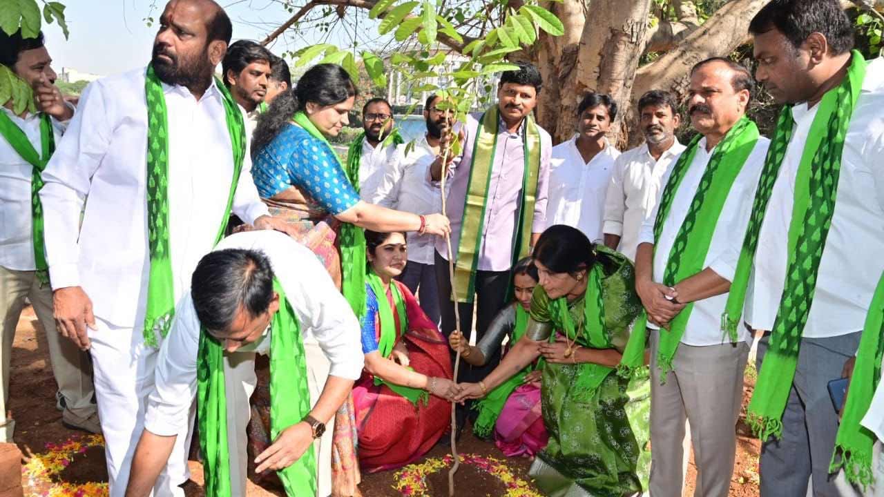 KCR | కేసీఆర్‌ బర్త్‌ డే సందర్భంగా మొక్కలు నాటిన మాజీ కార్పొరేషన్‌ చైర్మన్లు.. హాజరైన సంతోశ్‌కుమార్