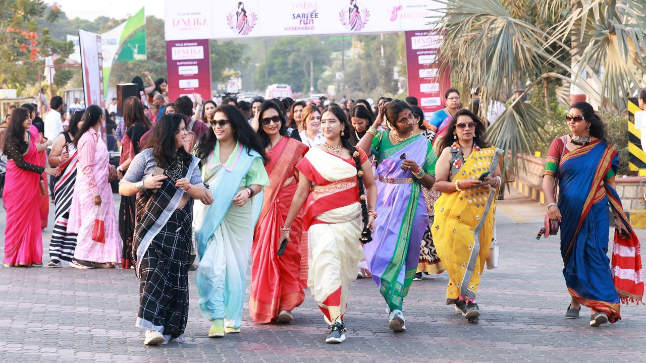 Saree Run | హైద‌రాబాద్‌లో శారీ ర‌న్.. పాల్గొన్న 3 వేల మంది అతివ‌లు