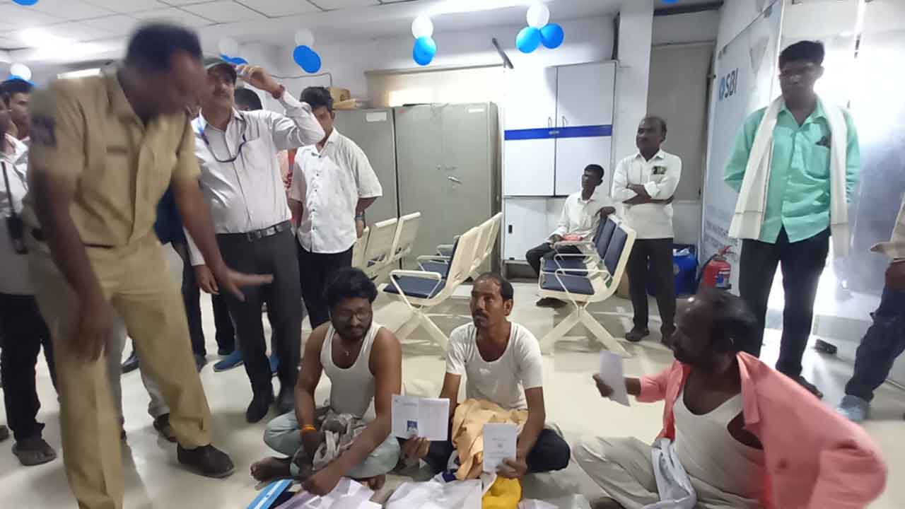 Adilabad | ఆదిలాబాద్ ఎస్‌బీఐ బ్యాంకులో బైఠాయించి రైతుల నిరసన