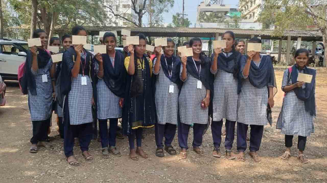 సీఎం సారూ.. మా స్కూటీలు ఏమయ్యాయి?