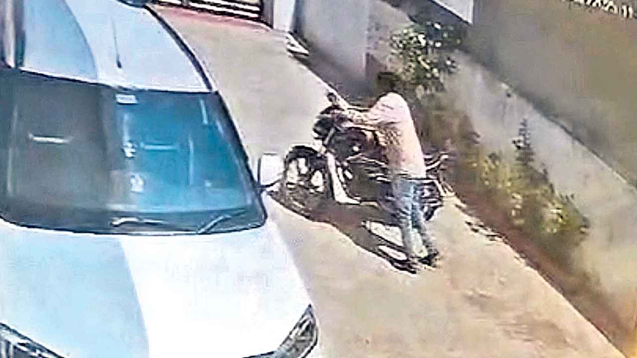 PACS | అప్పుకట్టి బైక్‌ తీస్కపో.. రుణం కట్టలేదని గుంజుకెళ్లిన పీఏసీఎస్‌ సిబ్బంది