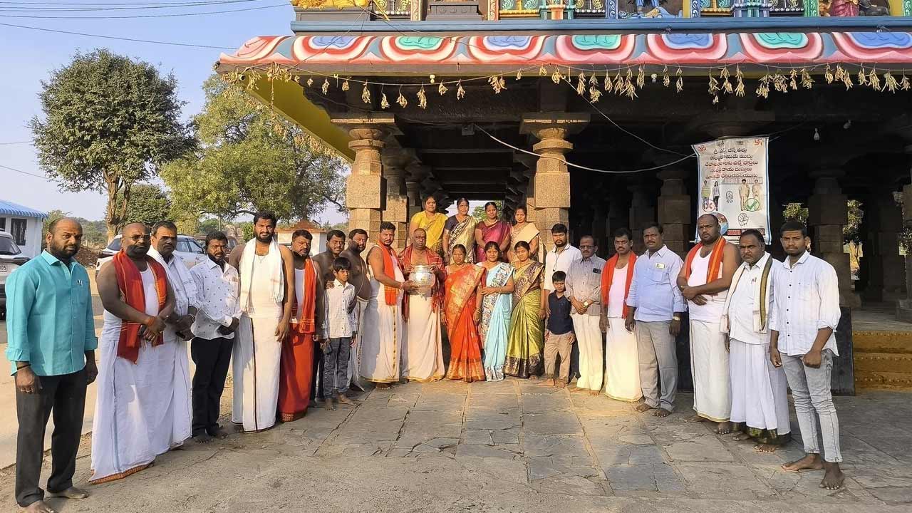 భక్తుడి భూరీ విరాళం.. భవానీమాత ఆలయానికి రూ.3లక్షల విలువ గల వెండిపాత్ర అందజేత