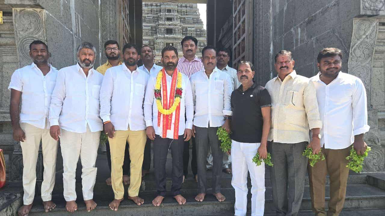 యాదాద్రి లక్ష్మీనరసింహ స్వామి దర్శించుకున్న ఎమ్మెల్సీ శంభీపూర్ రాజు