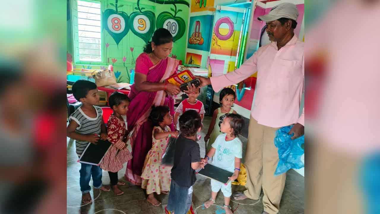 Basantnagar | చిరు ఉద్యోగి పెద్ద మనసు.. చిన్నారులకు పలకలు పంపిణీ చేసిన పారిశుధ్య కార్మికుడు