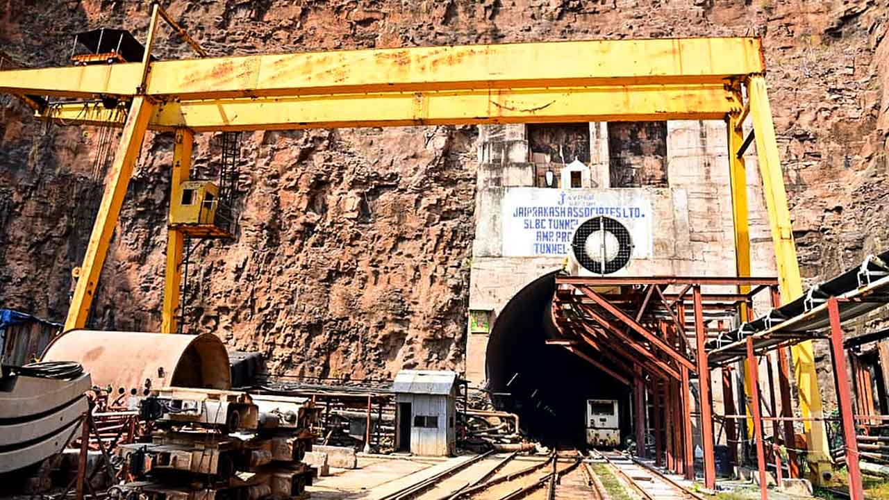 SLBC Tunnel Collapse | సర్కారు నిర్లక్ష్యం ఫలితం.. ప్రమాదంలో ఎస్‌ఎల్‌బీసీ భవితవ్యం