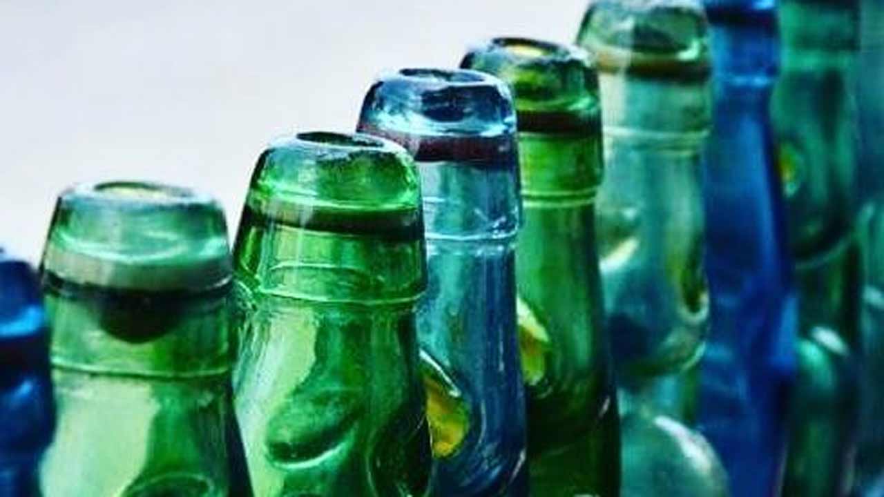 Soda | కాలం చెల్లిన సోడా అమ్మిన వ్యాపారి‌.. అడిగినందుకు కస్టమర్‌పైనే దాడికి యత్నం!