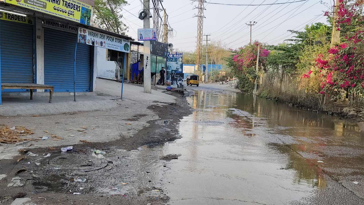 Hyderabad | నిజాంపేట మున్సిపల్‌ అధికారుల నిర్లక్ష్యం.. కుంటను తలపిస్తున్న రహదారి