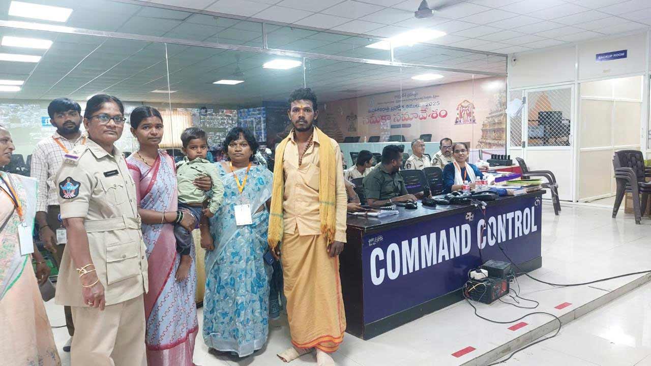 Srisailam | శ్రీశైలంలో చురుగ్గా పనిచేస్తున్న పోలీసులు.. బ్రహ్మోత్సవాల్లో తప్పిపోయిన పిల్లలను తల్లిదండ్రుల దగ్గరకు చేర్చిన సిబ్బంది