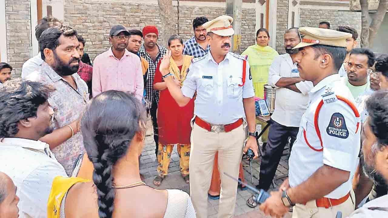 Street Vendors | మా పొట్ట కొట్టకండయ్యా.. మమ్మల్ని ఆగం చేయకండయ్యా!!