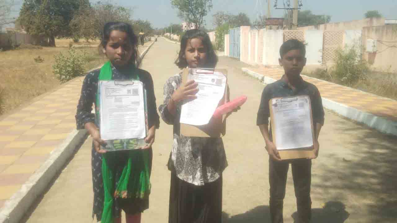 హాల్‌ టికెట్‌ ఉన్నా.. పరీక్షకు అనుమతి నిరాకరణ