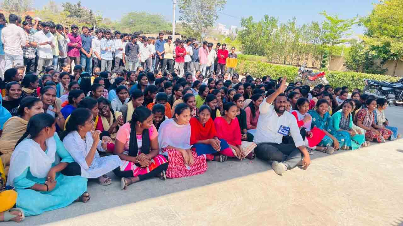 స్కాలర్‌షిప్‌ , ఫీజు బకాయిలను విడుదల చేయాలి