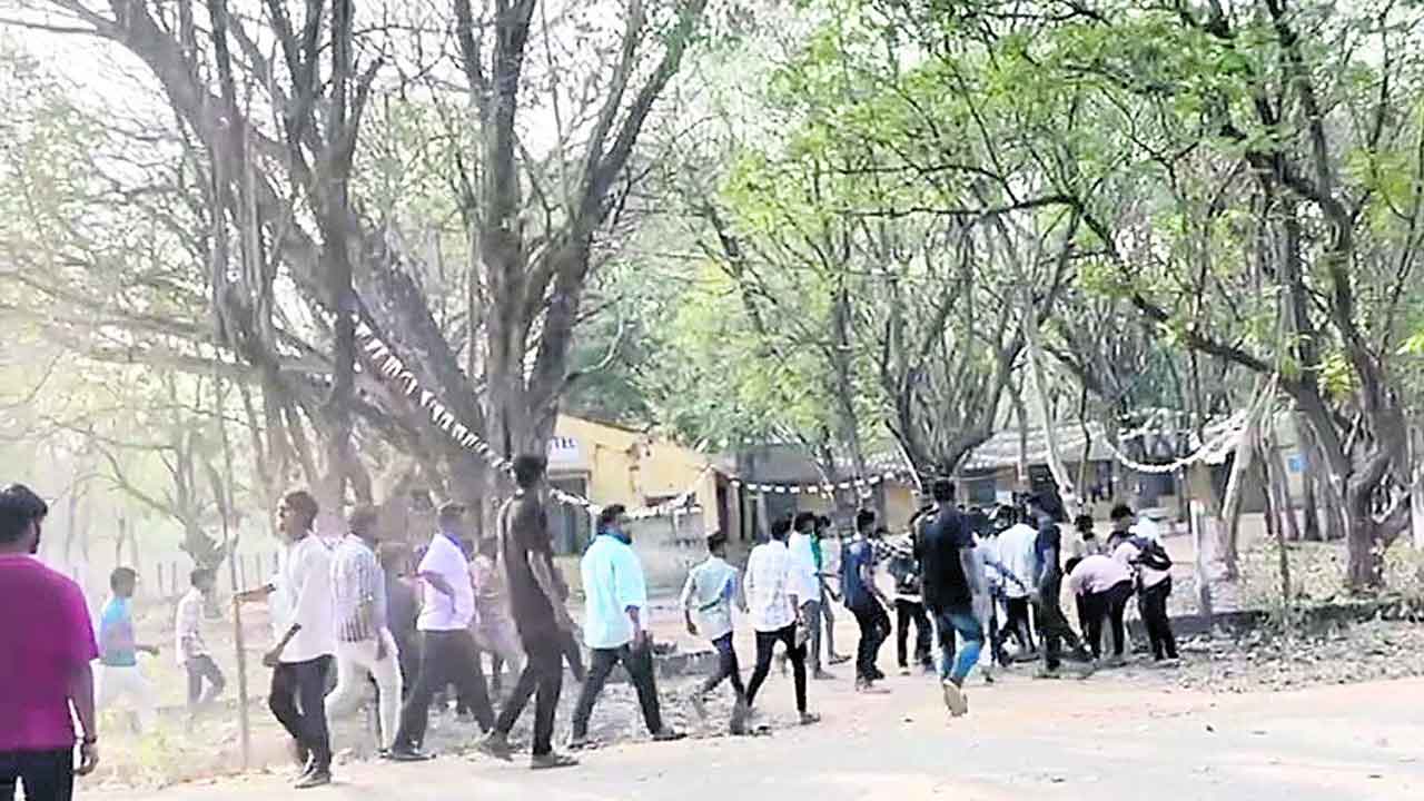 విద్యార్థులా.. వీధి రౌడీలా?