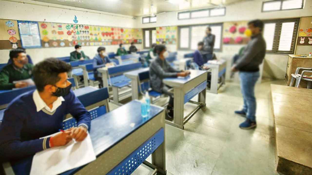 సస్పెన్షన్‌ అధికారికి ఆన్‌డ్యూటీ