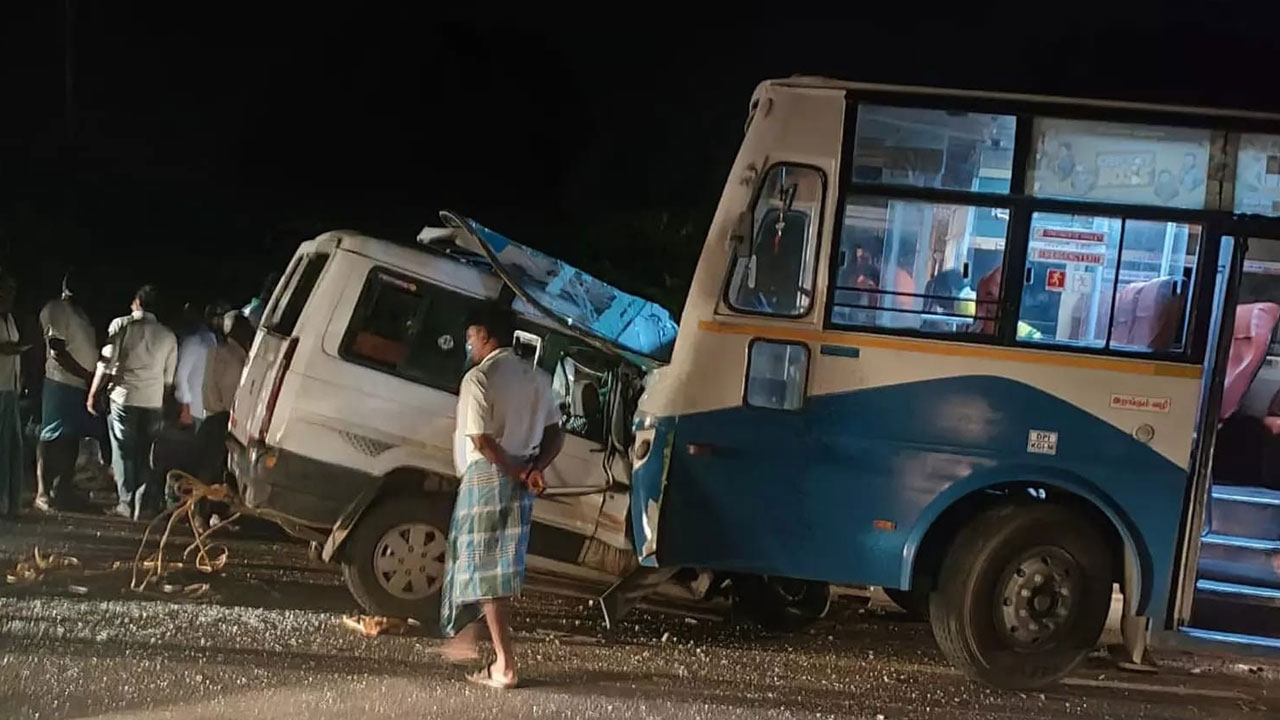 Road Accident | ఆర్టీసీ బస్సును ఢీకొట్టిన కారు.. మంటలు అంటుకుని ఐదుగురు సజీవదహనం