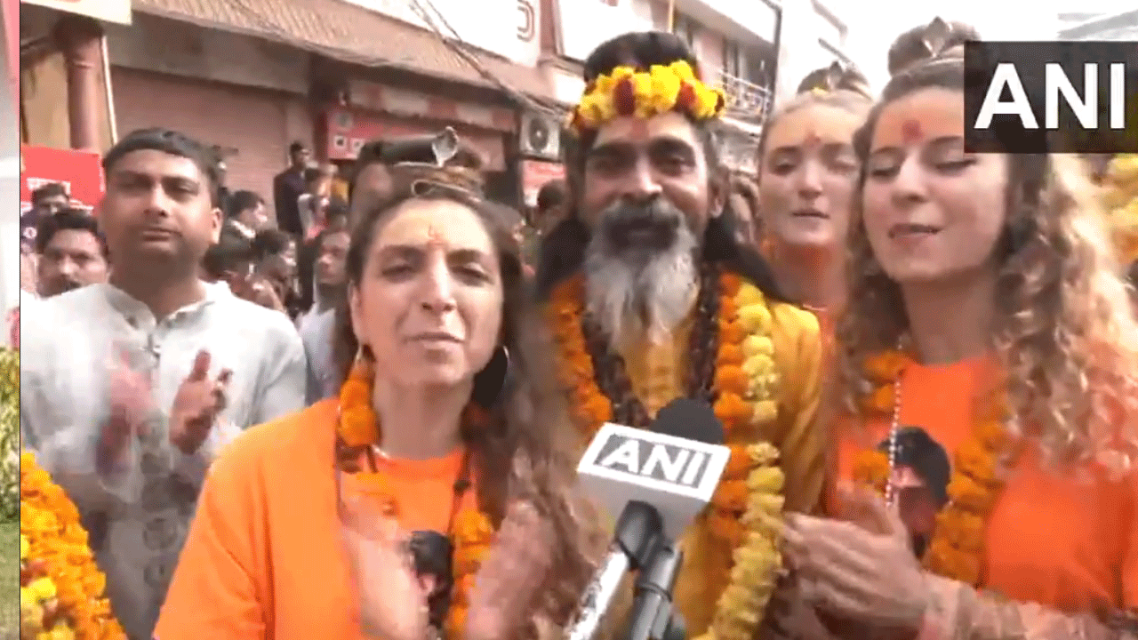 Maha Shivratri: కాశీలో శివ తాండ‌వ స్తోత్రాన్ని పాడిన విదేశీయులు.. వీడియో