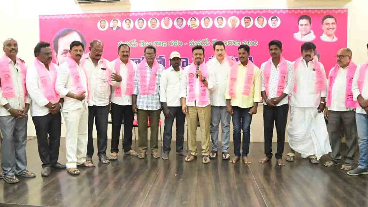 కాంగ్రెస్‌ను గెలిపించామని.. ప్రజలు బాధపడుతున్నారు