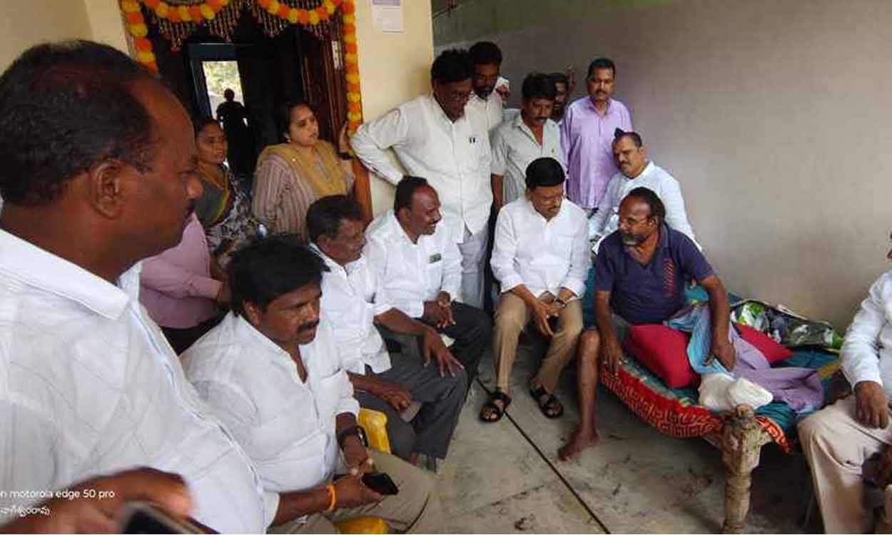 రోడ్డు ప్రమాదంలో గాయపడిన మాజీ ఎంపీటీసీని పరామర్శించిన ఎమ్మెల్సీ తాత మధు సూధన్