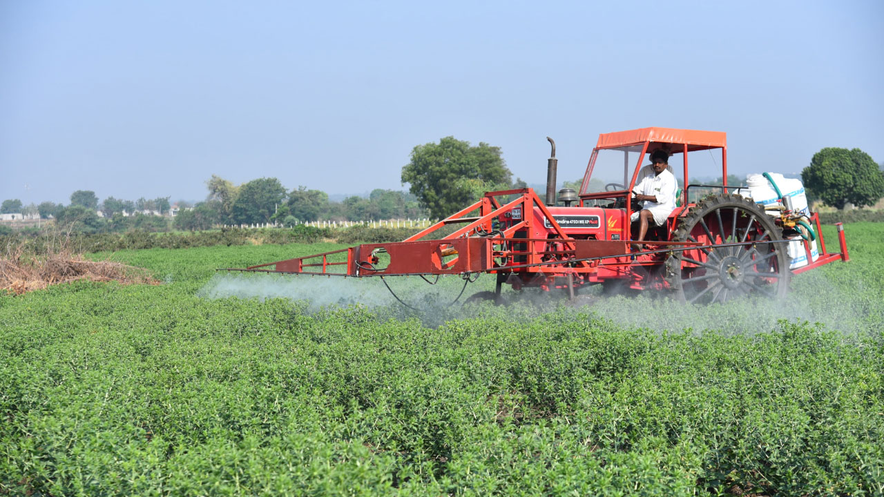 Spray | ఐడియా సూపర్‌.. ఎక‌రం పంట‌కు ఐదు నిమిషాల్లో మందు పిచికారి..