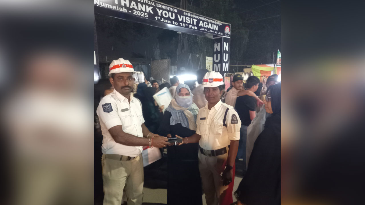 Hyderabad | నిజాయితీ చాటుకున్న ట్రాఫిక్ కానిస్టేబుల్, హోంగార్డు