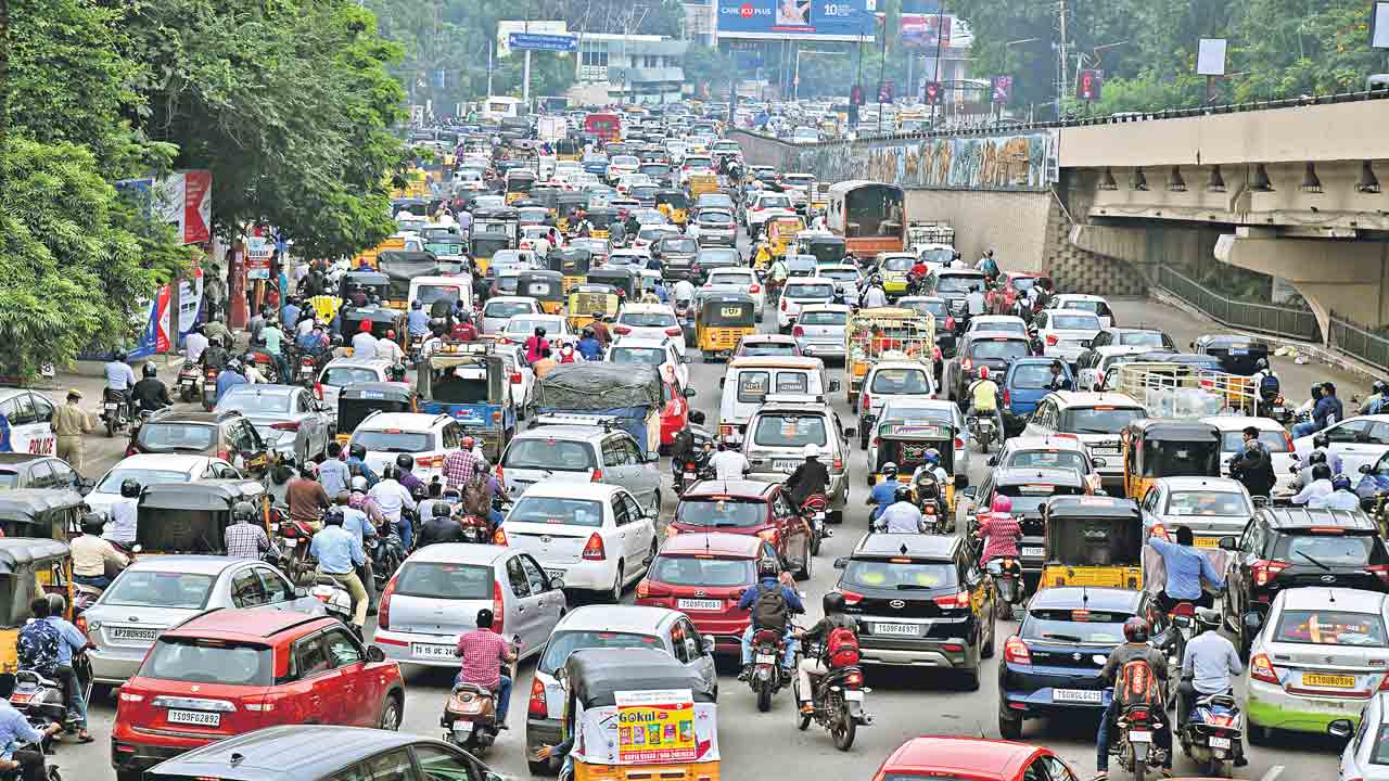 Traffic | గ్రేటర్‌లో ముదురుతున్న ట్రాఫిక్‌ సమస్య.. కోటికి చేరువైన వాహనాలు