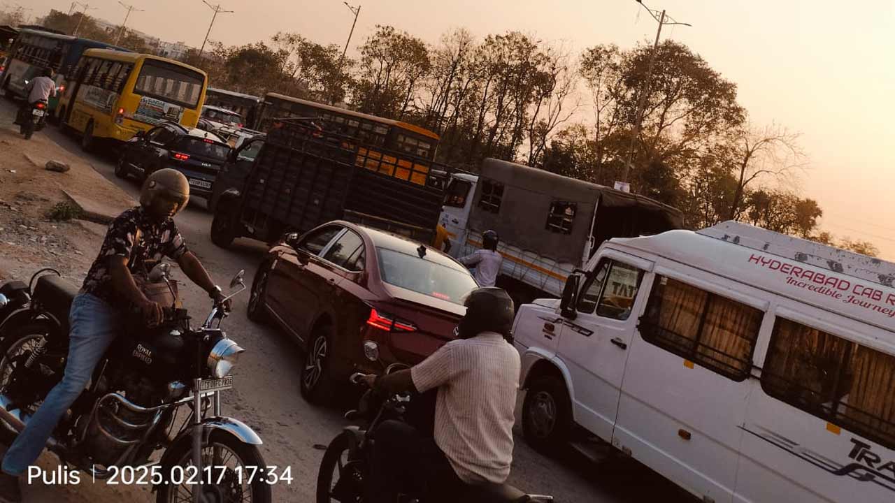 Hyderabad | ట్రాఫిక్‌ పోలీసుల నిర్లక్ష్యం.. సుచిత్రలో రెండు కిలోమీటర్ల మేర నిలిచిన ట్రాఫిక్‌