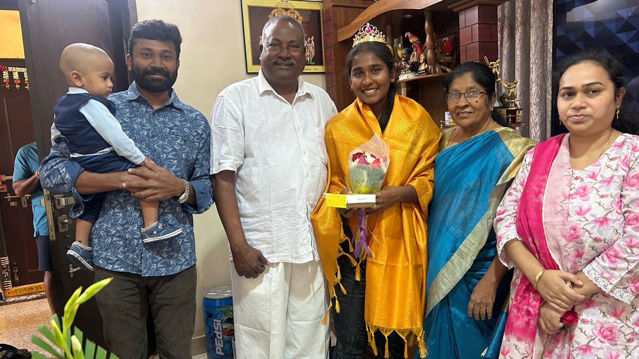 Gongadi Trisha | యువ క్రికెట‌ర్‌ గొంగడి త్రిషకు సన్మానం